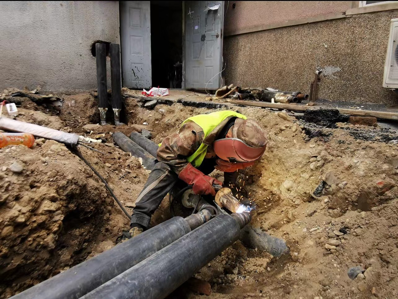 南阳日报社百名记者走基层｜中心城区白河北岸雨水管网改造夜间开展 解民生难题 保出行安全(图1)