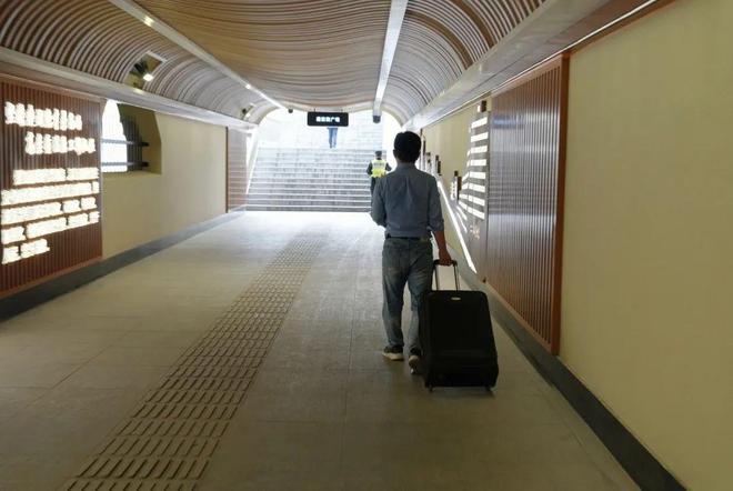 改造后→上海火车站旁这条地下通道焕新“亮”相！市民路过：安全又安心！(图1)