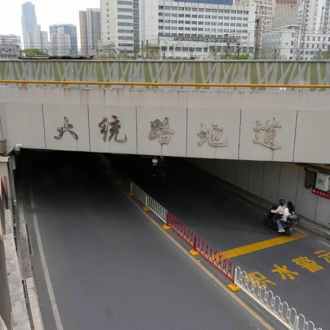 改造后→上海火车站旁这条地下通道焕新“亮”相！市民路过：安全又安心！(图2)