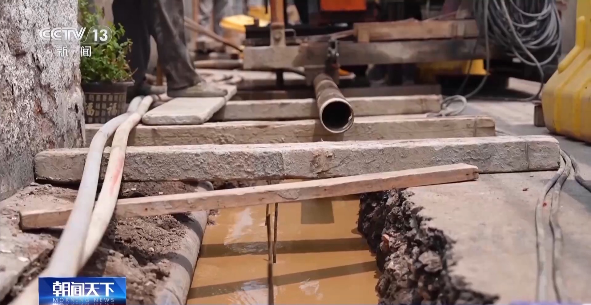 年中经济观察丨“两重”项目深入老社区 迷你设备解决施工难题(图1)