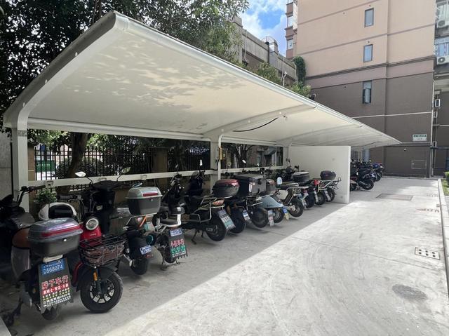 基础设施做加法安全隐患做减法！浦东北蔡这一居民区完成非机动车全域治理(图1)