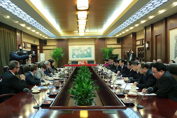 韩长赋会见加拿大农业及农业食品部部长麦考利(图1)