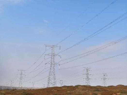驭风送电绿意绵延(图1)