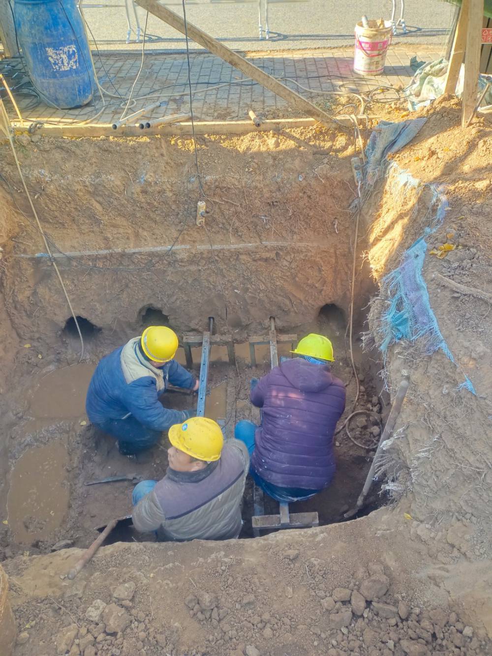 “非开挖”修复利用光固化修复、螺旋缠绕、碎（裂）管短管置换法(图1)