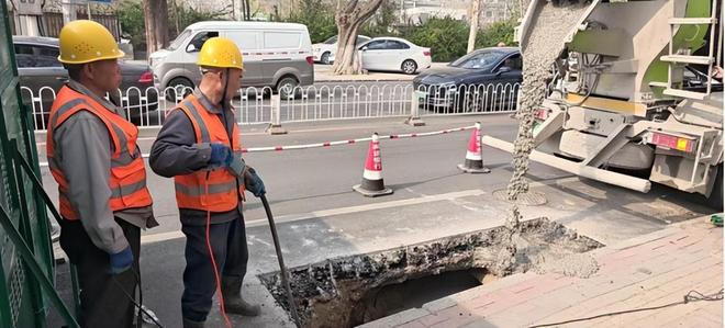 保定：高效联动应急抢险及时修复路面塌陷隐患(图2)
