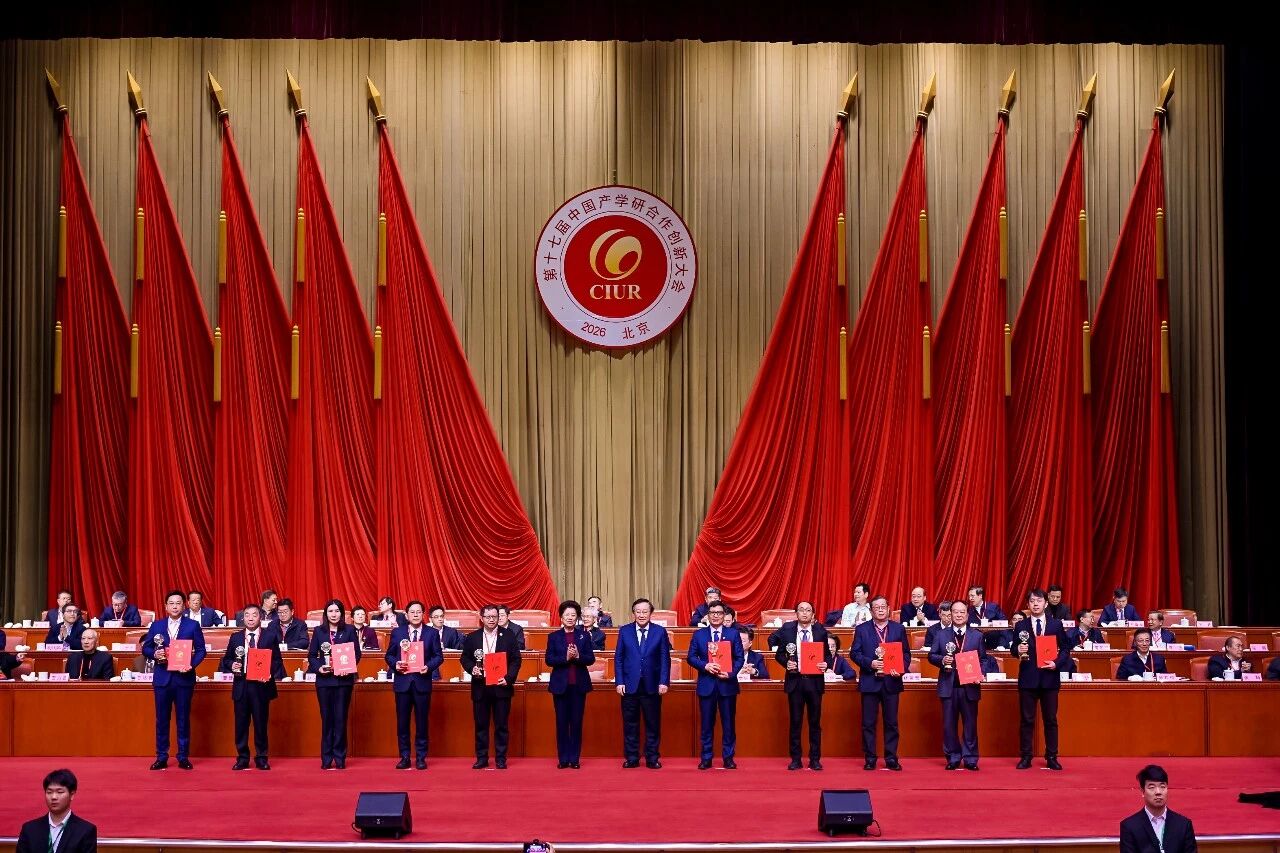 朱合华院士入选中国产学研合作十大创新人物建筑与城市规划学院牵头项目获创新成果奖一等奖(图1)