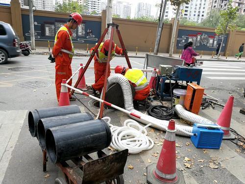 不用开挖就能修复破损地下管道非开挖修复不锈钢快速锁(图1)
